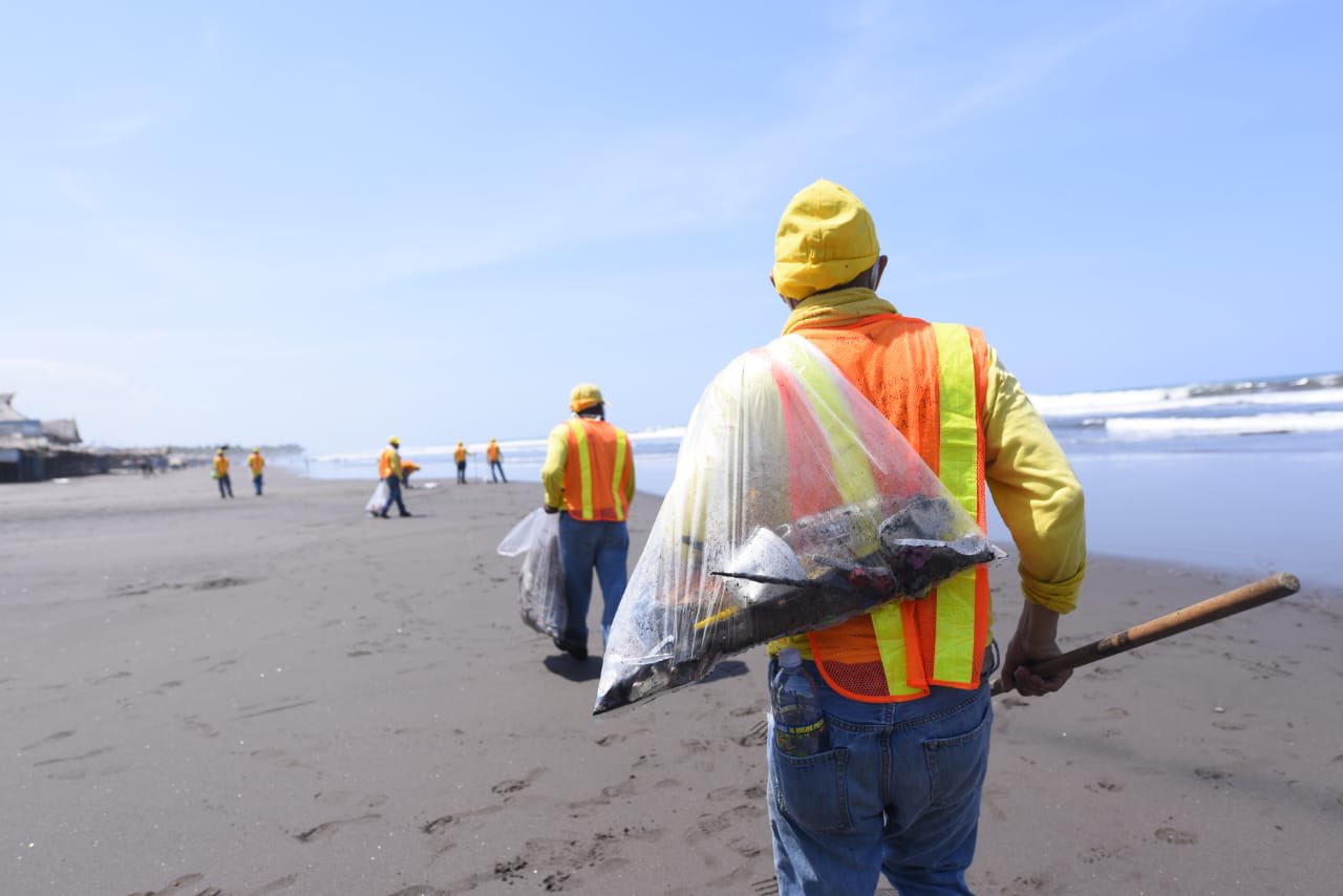 cuadrillas-del-mop-continuan-limpiando-playas-previo-al-arranque-del-mundial-de-surf